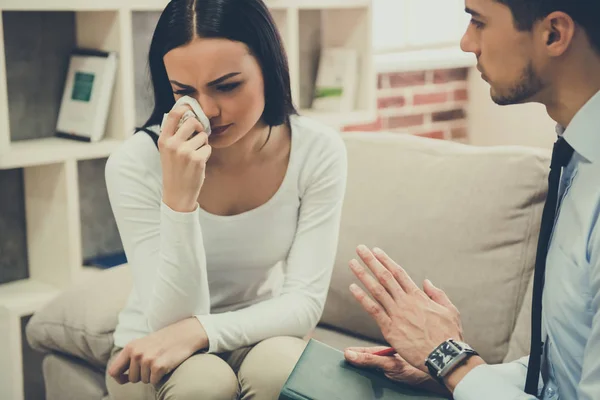 Girl at the psychologist — Stock Photo, Image