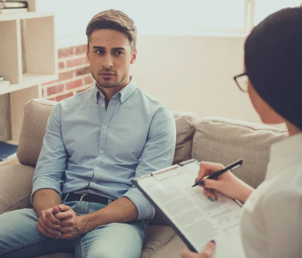 Guy at the psychologist — Stock Photo, Image