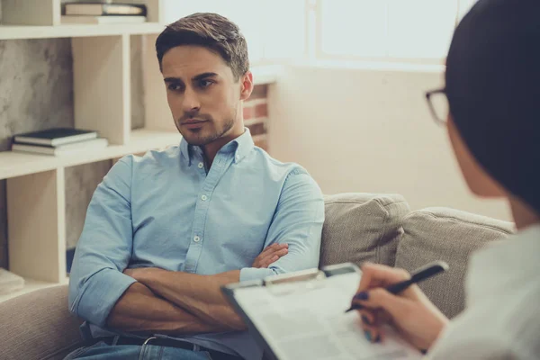 Guy at the psychologist — Stock Photo, Image