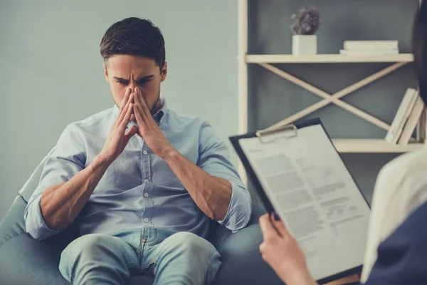 Man bij de psycholoog — Stockfoto