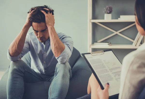 Man bij de psycholoog — Stockfoto