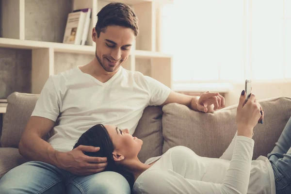 Paar zu Hause — Stockfoto