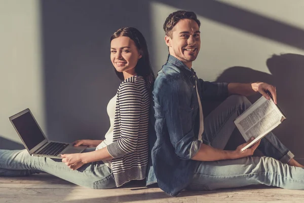 Casal em casa — Fotografia de Stock