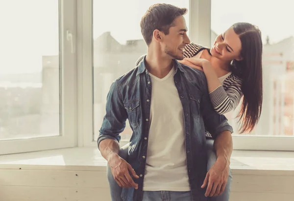 Pareja en casa — Foto de Stock