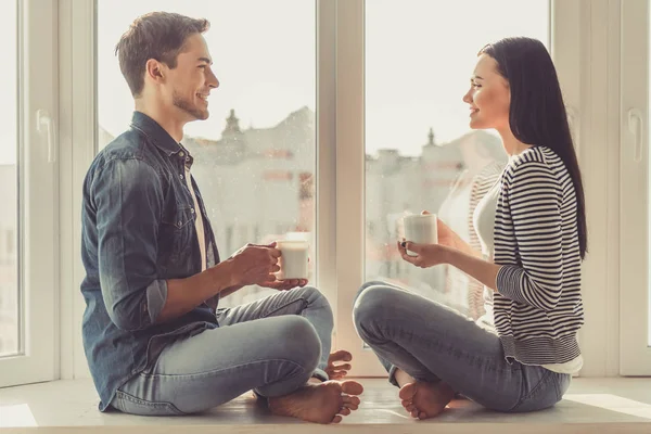 Pareja en casa — Foto de Stock