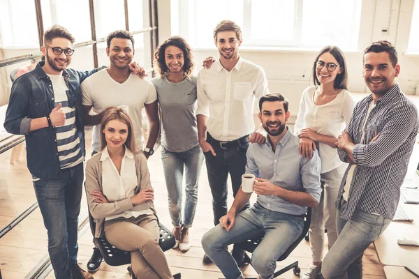 Equipa de jovens empresas — Fotografia de Stock