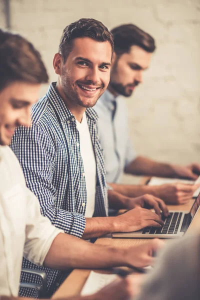 Gente de negocios trabajando —  Fotos de Stock