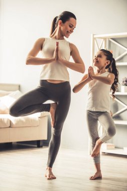 Anne ve kızı yoga yaparken