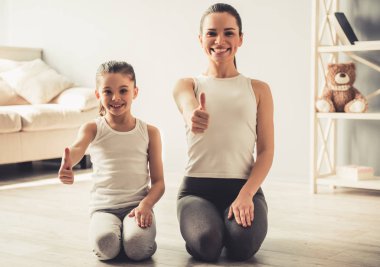 Anne ve kızı yoga yaparken