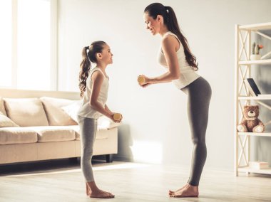 Anne ve kızı çalışma dışarı