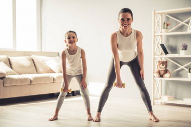 Anne ve kızı çalışma dışarı