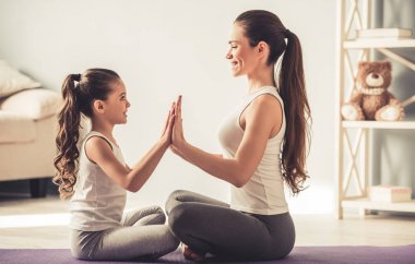 Anne ve kızı yoga yaparken