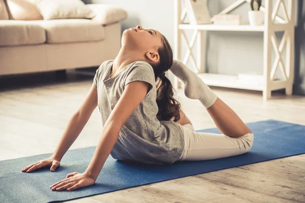 Meisje, yoga doen — Stockfoto