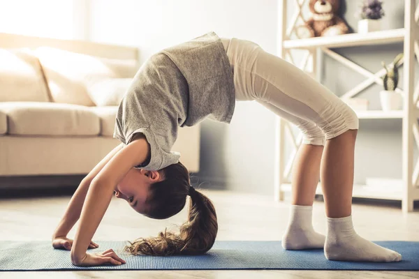 Niña haciendo yoga — Foto de Stock
