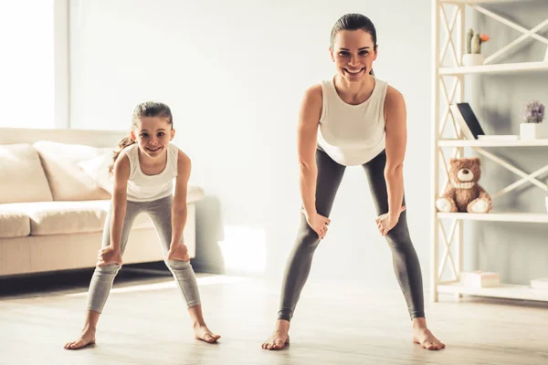 Moeder en dochter doen yoga — Stockfoto