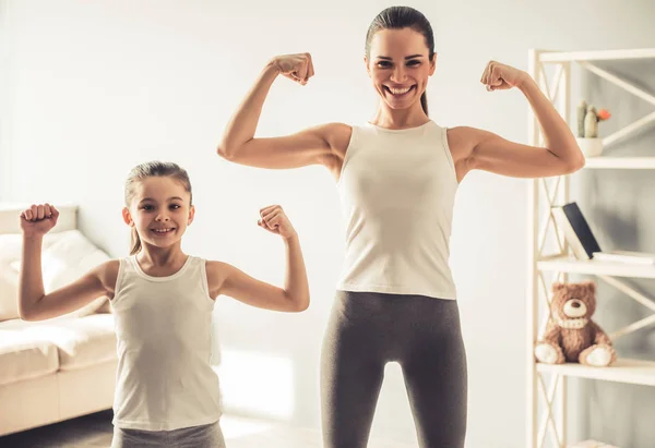 Moeder en dochter uit te werken — Stockfoto