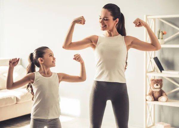 Mutter und Tochter arbeiten aus — Stockfoto