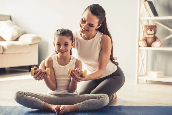 Mom and daughter working out — Stock Photo, Image