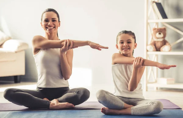 Mama i córka robi joga — Zdjęcie stockowe