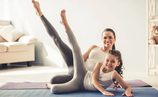 Anne ve kızı yoga yaparken — Stok fotoğraf