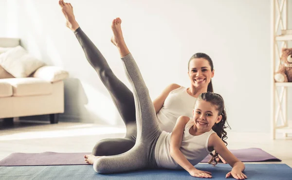 Mamma och dotter gör yoga — Stockfoto