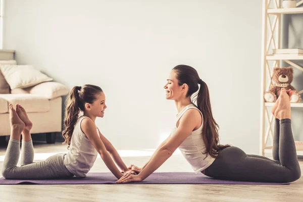 Mamma och dotter gör yoga — Stockfoto
