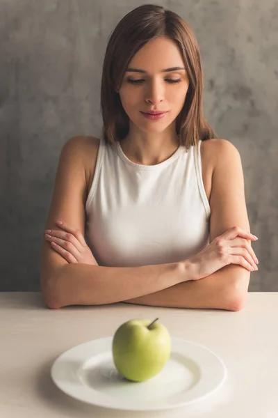 Fille garder régime alimentaire — Photo