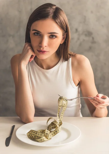 Niña manteniendo dieta — Foto de Stock