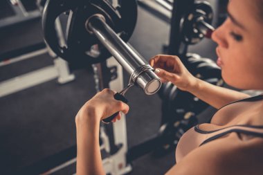 spor salonunda kadın