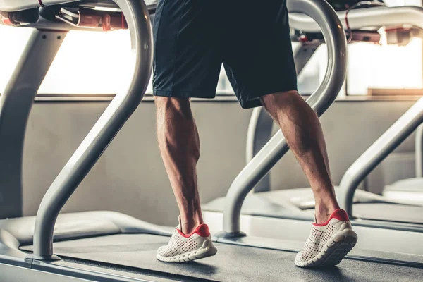 Hombre en el gimnasio — Foto de Stock