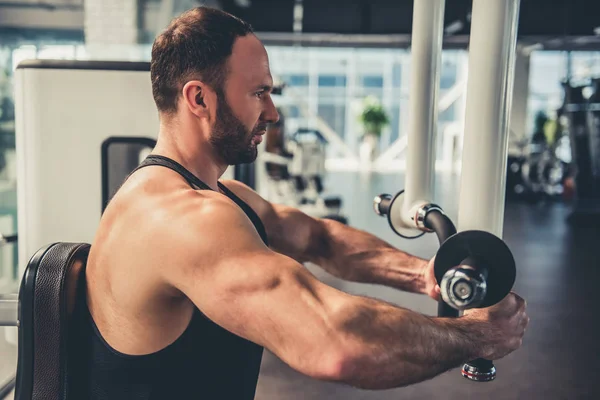 Uomo in palestra — Foto Stock