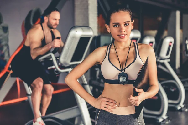 En el gimnasio — Foto de Stock