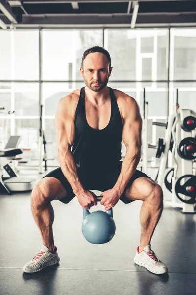 Mann im Fitnessstudio — Stockfoto