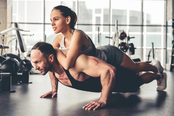 En el gimnasio — Foto de Stock