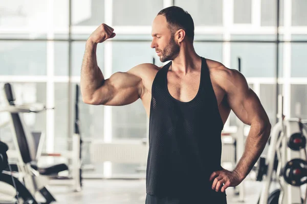 Homme à la salle de gym — Photo