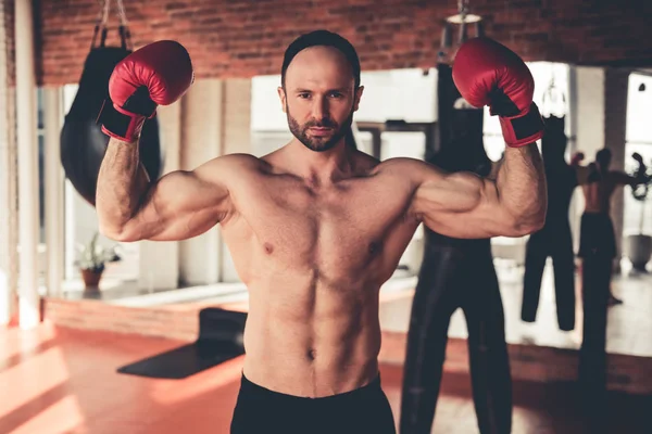 Homme à la salle de gym — Photo