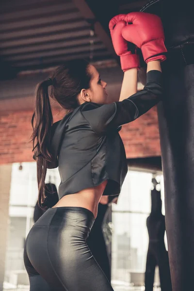 Kvinna på gymmet — Stockfoto
