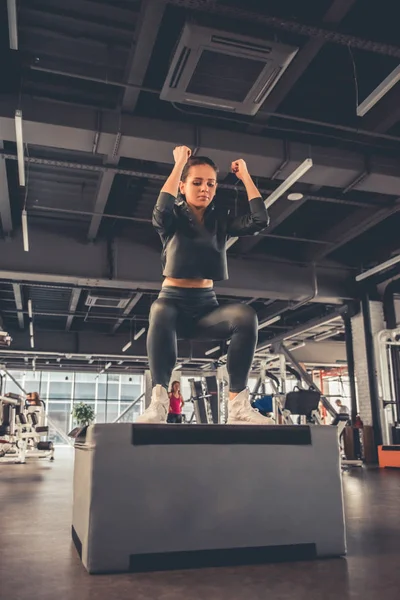 Mujer en el gimnasio — Foto de Stock