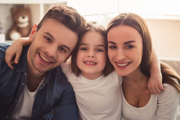 Lycklig ung familj — Stockfoto