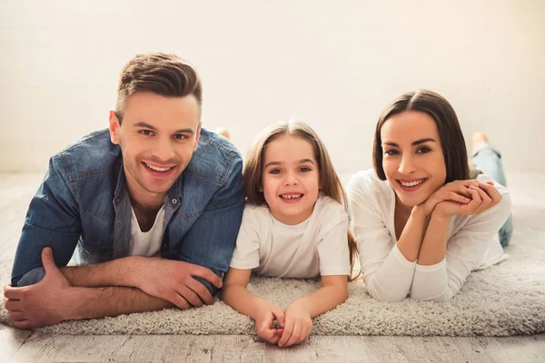 Familia joven feliz —  Fotos de Stock