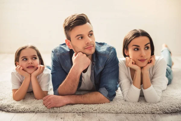 Familia joven feliz — Foto de Stock