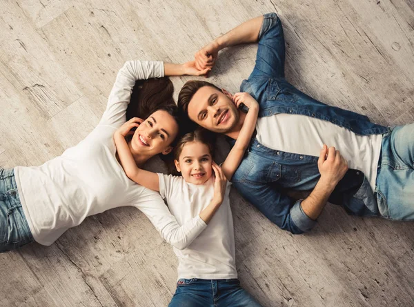 Familia joven feliz —  Fotos de Stock