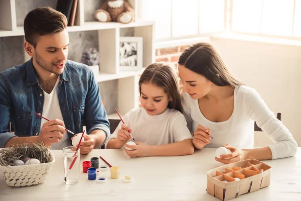 Familia joven feliz —  Fotos de Stock