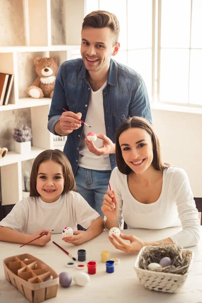 Familia joven feliz — Foto de Stock