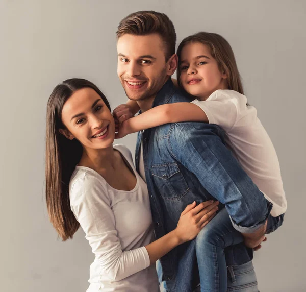 Felice giovane famiglia — Foto Stock