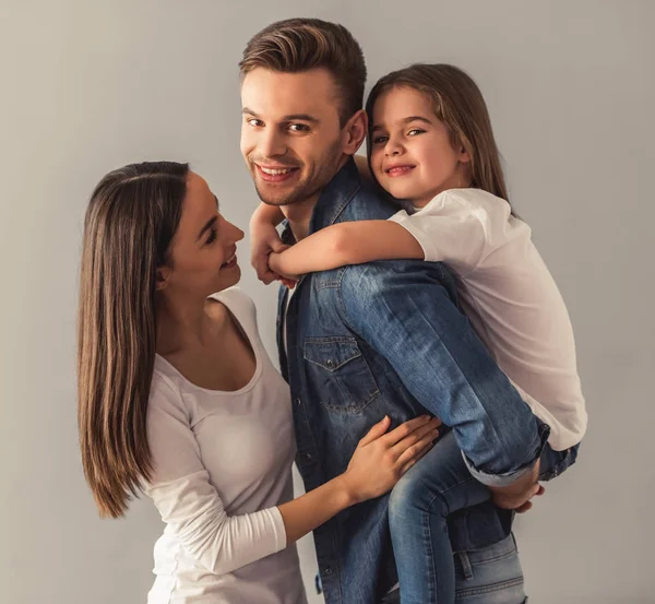 Jovem família feliz — Fotografia de Stock