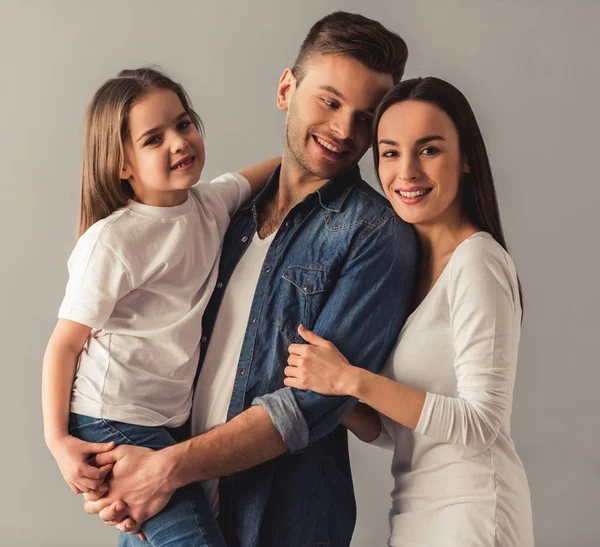 Familia joven feliz —  Fotos de Stock