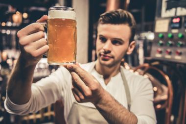 Yakışıklı genç garson