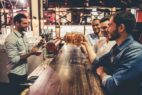 Vänner i Pub — Stockfoto