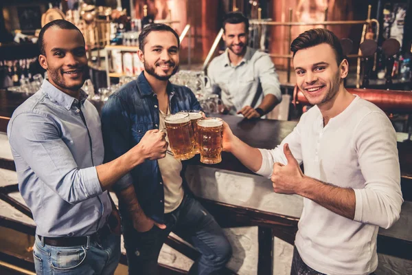 Vrienden In Pub — Stockfoto